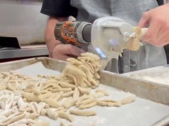 電動ドリルをつないだパスタマシンから、ショートパスタが次々に飛び出す「何百万ものイタリア人が悲鳴を上げた」【海外の反応】
