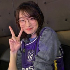 【朗報】上田麗奈(32)さん、ワイに向かってピースするｗｗｗ
