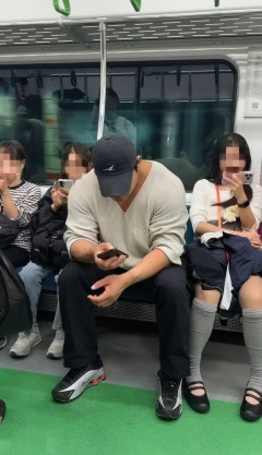 【画像】肩幅が広い男、肩身が狭い思いをしてしまうｗｗｗｗｗ
