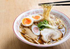 過去最大級の夫婦喧嘩に発展。 ラーメン屋で丼を交換しながら仲良く食べている所を見られたっぽい。相手が男だから勘違いしてるみたい…..,,