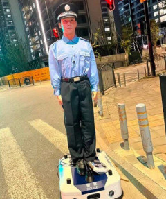 【動画】中国・上海警察、警官ロボットを本格導入へ