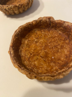 【画像】洋菓子屋がカスタードパイを焼いた結果、仕上げで一気に化けるｗｗｗ