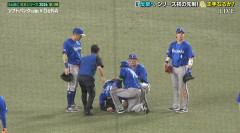 ＤｅＮＡ神里和毅が担架で退場　球場騒然　松葉杖で病院直行…右翼から決死の送球も左足負傷