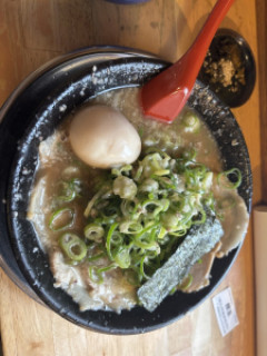 夜勤明けワイ、がむしゃらラーメンをペロリ