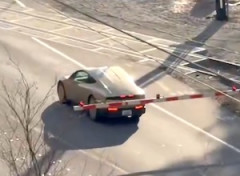 【動画】テスラの自動運転タクシーが飛行機の運搬を止めてしまう。