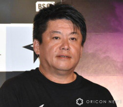 【悲報】ホリエモンさん、女さんとベロチューしてちょい嫌そうwwwwwwwwww