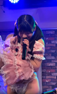 【動画】清楚系アイドル、ライブ中うっかりエグい紐パン丸見えにｗ
