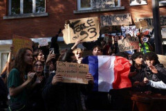 【悲報】おフランス政府、デモに屈する「要求通り学校の環境改善します…」