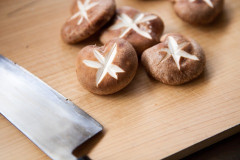 嫁は年々不器用になり、椎茸に綺麗な模様を入れられず、野菜の切り方も大ざっぱだ…