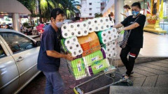 【悲報】なんか大量にトイレットペーパーやら水やら買ってる人が結構いたわwwwwwwwwww