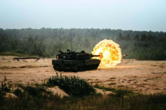 カナダ陸軍のレオパルト2A4戦車が咆哮…ラトビア多国籍旅団に所属し東部戦線防衛に貢献！