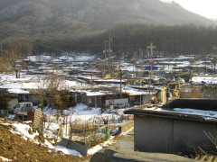 韓国随一の富裕街・江南で大火災、世界に映ったのは高級マンションの足元に40年以上も残る集落で・・・