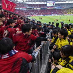 Ｊ１鹿島 ホームで柏に敗戦後に事件発生 一部サポーターが相手サポを〝封鎖〟   #サッカー |  緩衝地帯を越えてゴール裏に凸