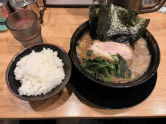 家系ラーメンってご飯ないと美味くないよな