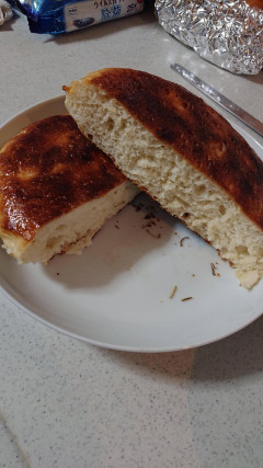 【画像】フォカッチャを焼いた結果、みんなの想像と違う仕上がりにｗｗｗ