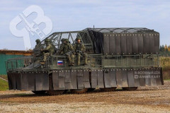 ロシア軍の装輪装甲車BTR-82Aにコープケージ装着…安全じゃない外側にタンクデサント！