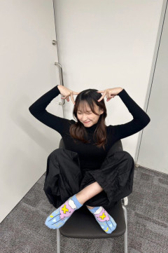 「体幹がつよつよ！」　影山優佳、脚上げ3ポーズ披露にネット「チョケてる（笑）」「これだから好きなんよw」
