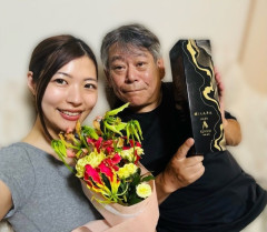【朗報】おまえらが一度は見た事がある謎の俳優(64)、29歳美女と結婚