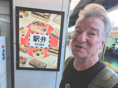 外国人「日本の食べ物の種類がすごい」Ericが電車の中で駅弁を楽しんでる
