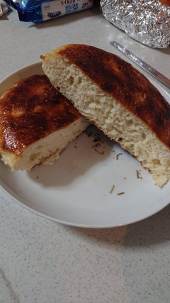 【画像】フォカッチャを焼いた結果、みんなの想像と違う仕上がりにｗｗｗ