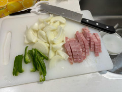【画像】初めてナポリタンを作った結果、最後に別のパスタへ進化するｗｗｗ