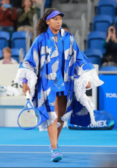 【画像】大坂なおみさん、和風のコートを着て、自身が日本人であることをアピールwww