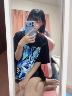 女性配信者さん、足のサイズがデカすぎると言われてブチギレ反論
