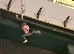 【動画】新今宮駅に現れたスパイダーマン、身体能力が高すぎるｗｗｗ