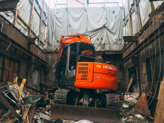 【戦慄】ビルの5階で油圧ショベルを運転中にクローラー（無限軌道）で同僚を作業員をひいてしまった結果・・・