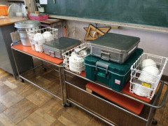 【悲報】昭和生まれさん、自分たちで教室まで給食を運んでいたｗｗｗｗｗｗｗｗｗｗ