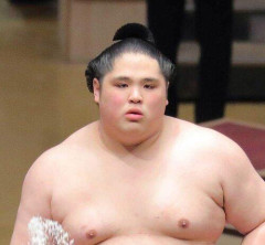 【悲報】大相撲の元幕内・貴源治さん、福井市の繁華街で口論の末に男性を殴って逮捕されてしまう・・・・・・・・・