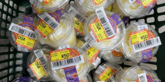 【画像】職場に値引きされたプリンを差し入れするのはアリかナシか、意見が真っ二つになる