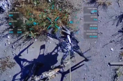 ウクライナ軍、戦場で墜落したドローン回収…機械式の爪でキャッチ！