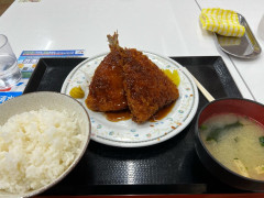 【画像】深夜のサービスエリアで食べるアジフライ定食、うまそうすぎるｗｗｗ