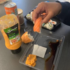 アルジェリア人、寿司に謎の調味料を付けて日本人を煽ろうとするも日本人が誰も怒らず煽り失敗に終わる