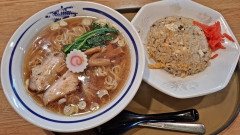 初めて入る町中華でラーメン半ラーメン以外を食う奴なんなの？