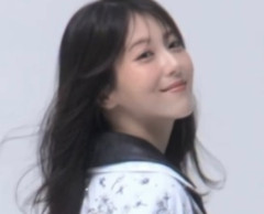 【画像】浜辺美波さん、ミニスカートを履いてムチムチ太ももを晒してしまうwwwww