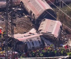 【画像】スペインでとんでもない列車事故が起きてしまう。64人死亡、80人重症