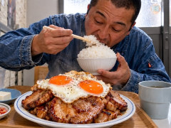 外国人「こんなボリュームのご飯見たことない」うどんそば関西が焼豚をかき込む食堂を紹介してる