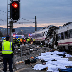 赤信号で列車出発指示か 68人死亡   #スペイン列車事故 |  スペインは前にも大規模な列車事故が起きているよね