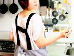 【寂しい】料理が趣味の妻に何度も一緒に食べようと誘うのに…料亭のように一品ずつ出して説明しては、引っ込んでしまうんだ…。
