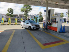 【悲報】カズレーザー、遂にキレた！「俺はガソスタの入り方知らない。教習所が教えてくれなかったのが悪い」