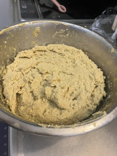 ワイ、1kgの栗の裏ごしを終える