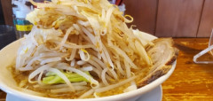 モヤシとかが山盛りのラーメン