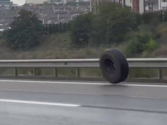 高速道路を車と並んで転がる野良タイヤ、大きく跳ねて小さな標識を踏みつぶす【海外の反応】