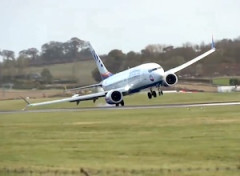 【動画】着陸時に限界まで傾いてしまったボーイング737MAX(((ﾟДﾟ)))