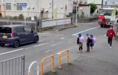 【悲報】クソガキどもの道路横断危なすぎる
