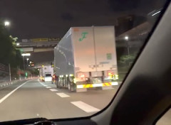 【動画】渋滞を横目に付加車線を気持ちよく走る車の車載が多くのコメントを集める。