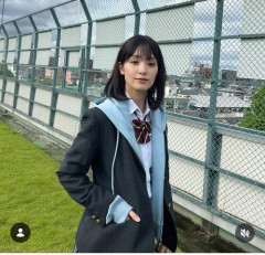 【画像】剛力彩芽(34)、制服オフショットを公開「まだまだJKいける」
