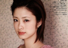 【朗報】上戸彩(40)さん、バスト強調ニットを着てしまう